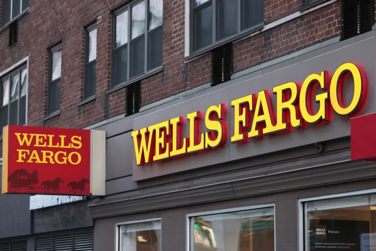 Discover the Wells Fargo App